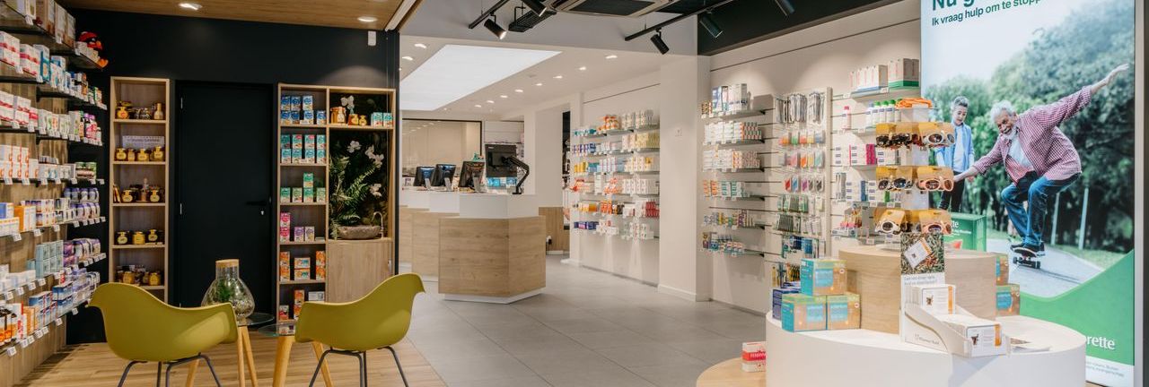 Pharmacie agencement avec espace d’attente, mobilier bois et mise en scène produits soignée