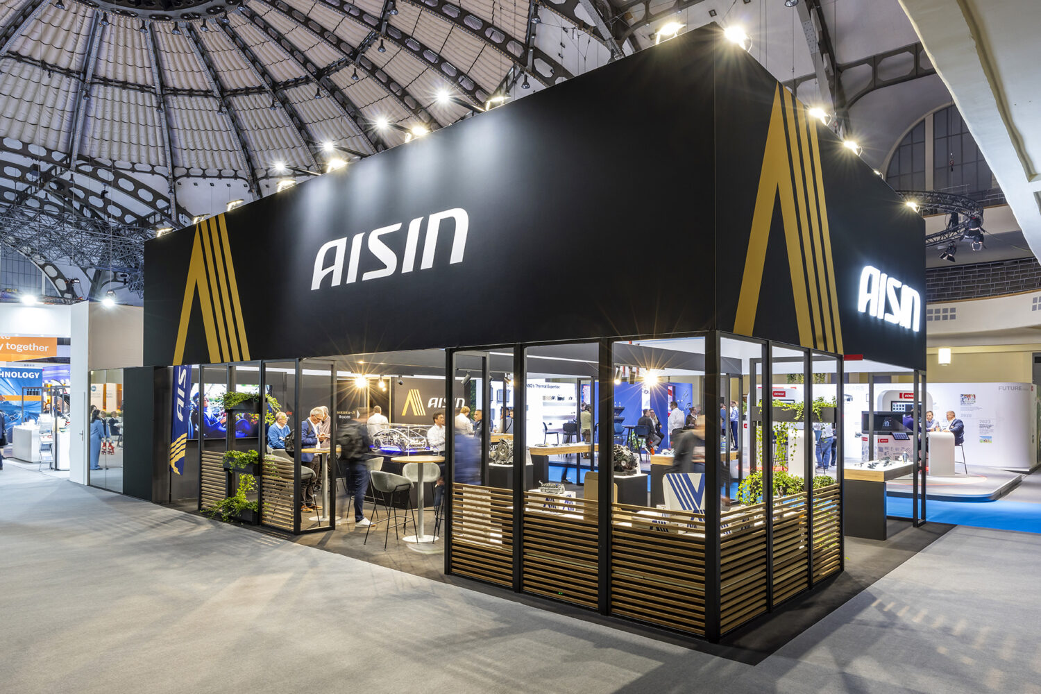 Stand d’exposition haut de gamme pour Aisin au salon Automechanika, avec design sur-mesure, structure fermée élégante et agencement optimisé pour un salon professionnel.