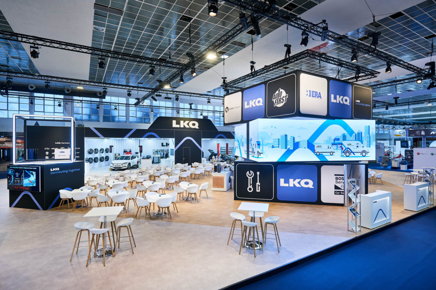 Stand salon professionnel de LKQ au salon Autotechnica, avec stand modulable, aménagement stand salon et habillage stand salon.