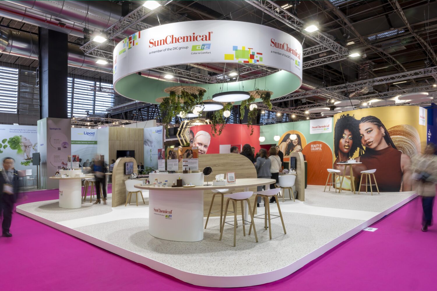 Stand salon professionnel de Sun Chemical au salon In-Cosmetics, avec stand modulable, aménagement stand salon professionnel et habillage stand salon.