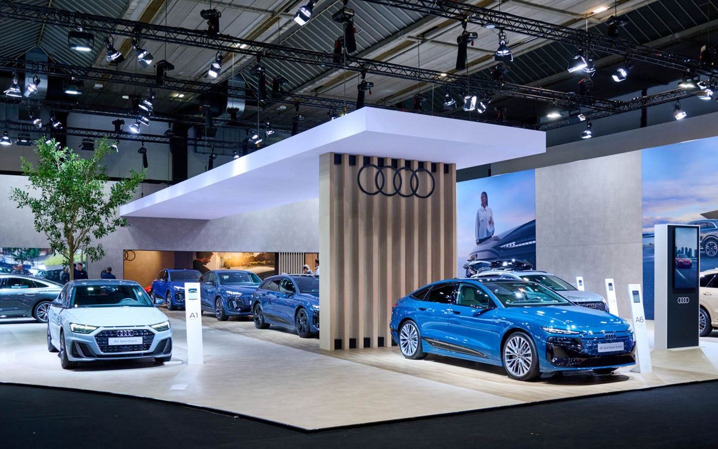 Stand design de Audi au Salon de l’Auto à Bruxelles, avec stand sur-mesure, aménagement stand salon et conception de stand d’exposition.